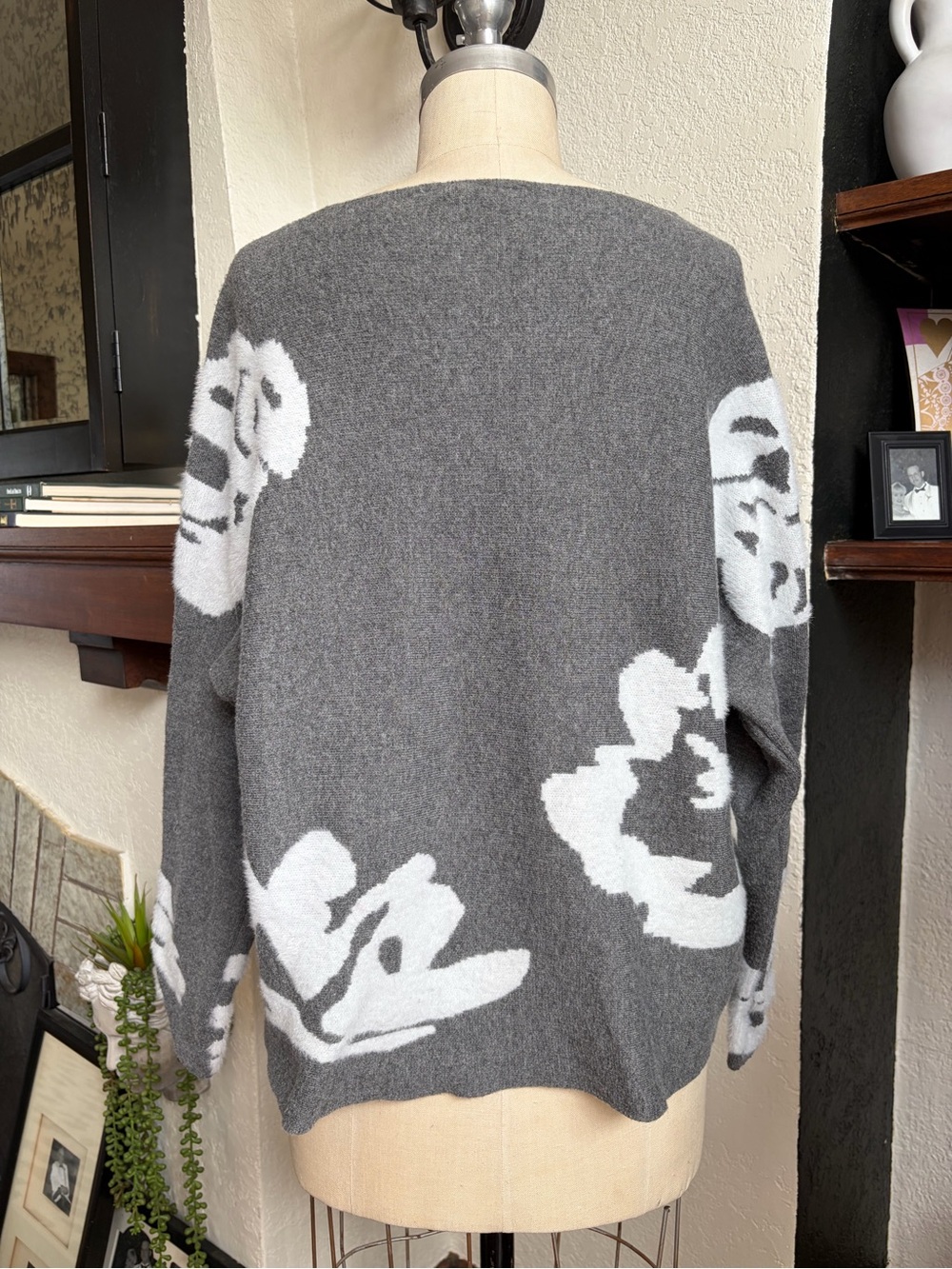 LoveTrend New York 1X Floral Sweater Gray White Oversized Abstract Knit Pullover - Picture 2 of 7